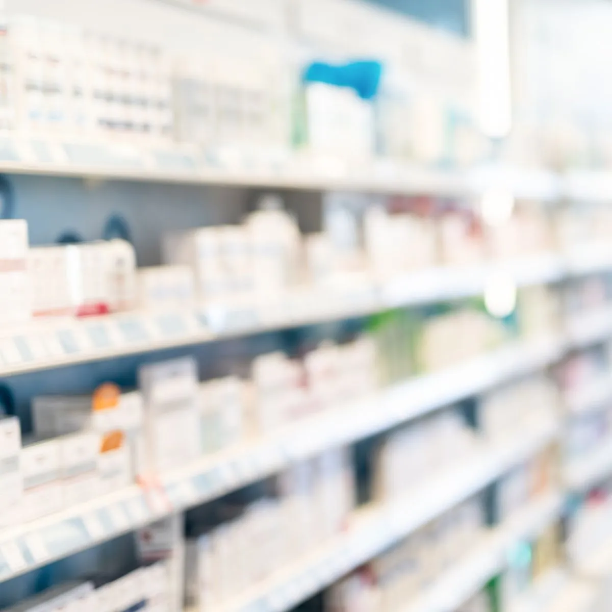 Allestimento farmacia con arredi e soluzioni espositive per il punto vendita