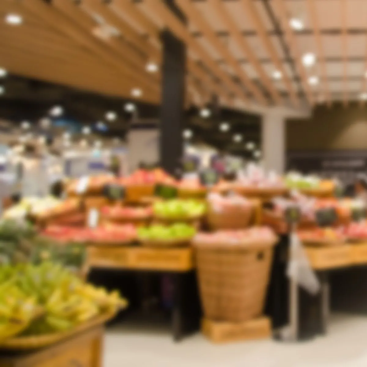 Scaffale di negozio alimentare con porta prezzi e prodotti organizzati